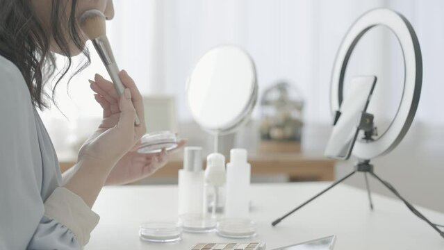 メイク動画の配信をする女性