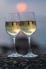 Weingläser auf einem Stein an der Ostseeküste