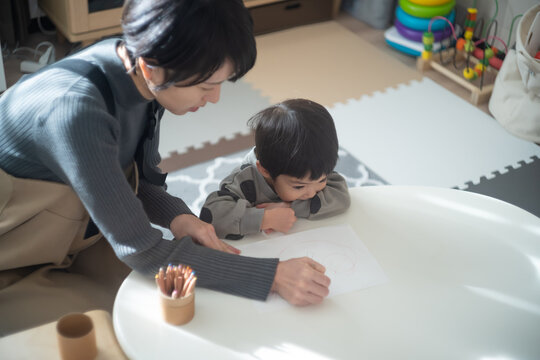 絵を描く親子