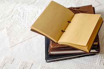 ハードカバーの本や手帳　ヴィンテージイメージ