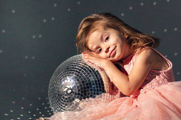 Naklejka premium Little girl with disco ball