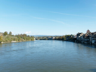 Rheinverlauf von der alten Rheinbrücke zwischen der Altstadt von Rheinfelden (Aargau) in der Schweiz und der deutschen Seite (Baden)
