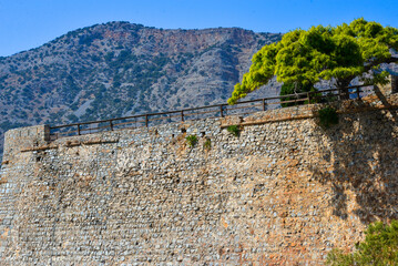 Blick von der Insel Spinalonga (Kalydon) auf Elounda, Agios Nikolaos, Kreta (Griechenland)