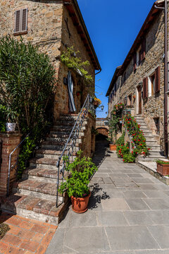Fototapeta In the streets of Montichiello in the Val d'Orcia in Tuscany, Italy.