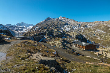 Fototapeta na wymiar Refuge de l' étendard , Paysage du Massif des Grandes Rousses à l' automne , Savoie , Alpes France.