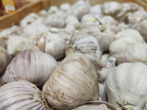 Selective focus image of garlic in supermarket
