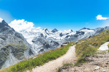 Fototapeta na wymiar Hiking trail in the Swiss Alps