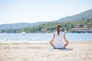 Fototapeta na wymiar Yoga und Meditation am See Lago Maggiore in Italien