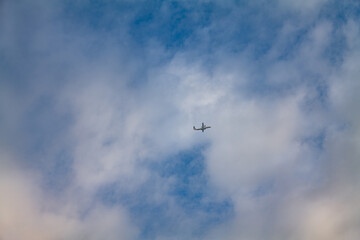 空を飛ぶ飛行機のある風景