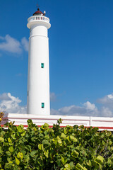 Punta Sur Eco Beach Park ein Nationalpark auf der Insel Cozumel. Der Leuchtturm mit Museum im Naturschutzgebiet und ein blauer Himmel.
