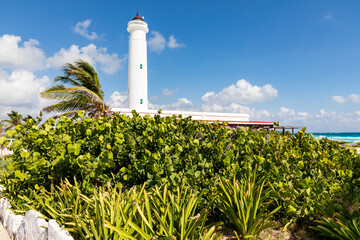 Leuchtturm im Nationalpark Punta Sur an der Küste der karibischen Insel Cozumel. Der Leuchtturm Faro Celerain mit Museum im Naturschutzgebiet Eco Beach Park und ein blauer Himmel in Mexiko.