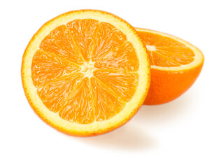 Zwei halbe Orangen als Freisteller