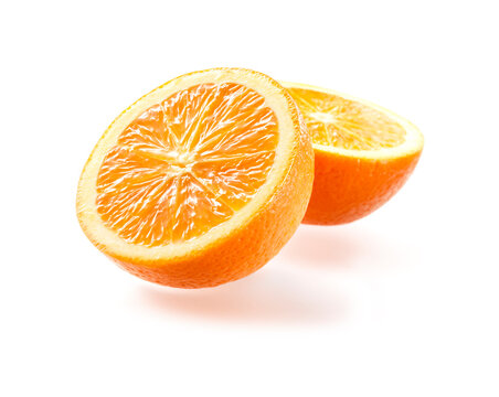 Zwei halbe Orangen vor weiss