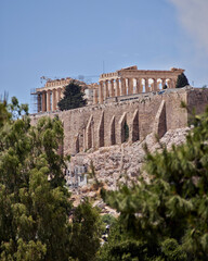 Obraz premium East view of Parthenon ancient temple on Acropolis of Athens hill. Cultural travel in Greece.