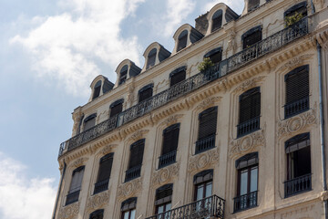 Fototapeta na wymiar Façade bâtiment typique dans la ville de Lyon