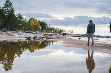 Obraz premium man walking on the beach. Fäboda, Jakobstad/Pietarsaari, Finland. 