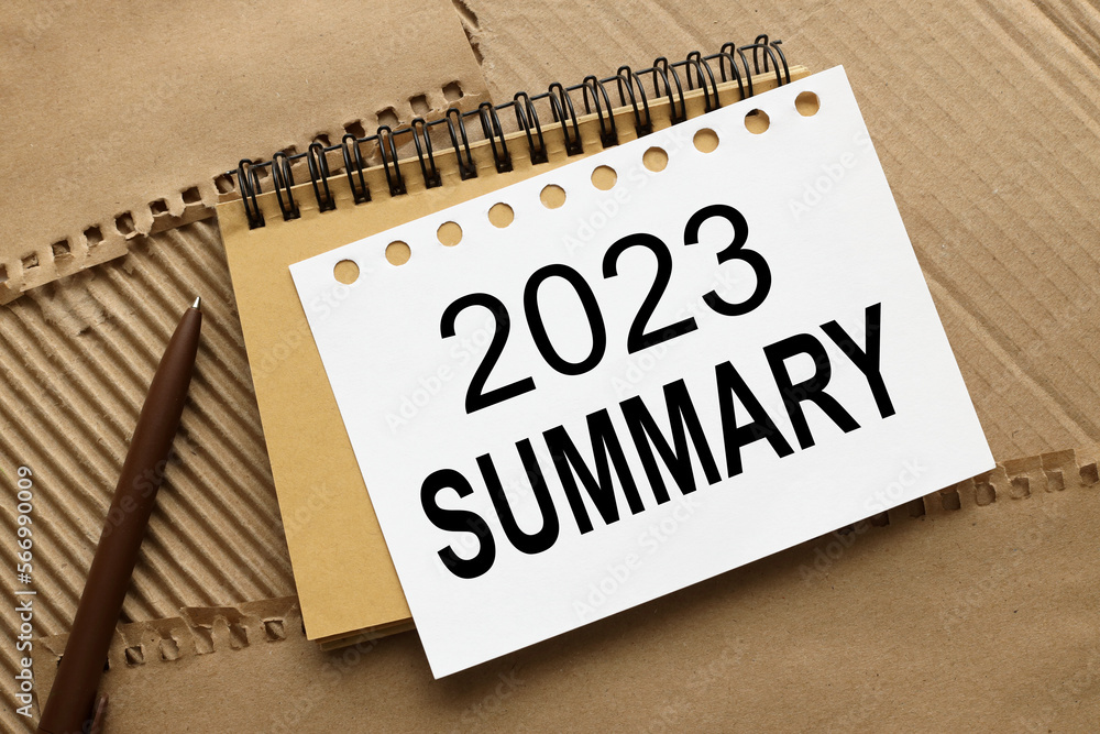 Aufkleber summary 2023 word on, summary concept. text on notebook pages on brown background