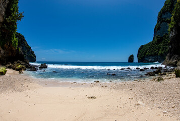 Fototapeta na wymiar Tembeling Beach and Natural swimming pool in amazing Nusa Penida island near Bali, Indonesia.