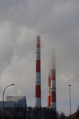 Obraz premium Smoke from a chimney at a thermal power plant