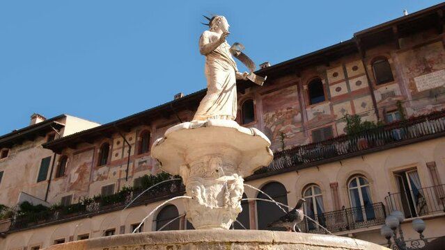 Madonna Verona Fountain, roman statue on Piazza delle Erbe in&nbsp;Verona, Italy.