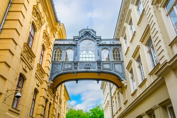 Photo sur Plexiglas Pont des Soupirs Bridge of Sighs in Szeged, Hungary. This bridge connects the Townhouse to City Hall. It is located in Szechenyi Square