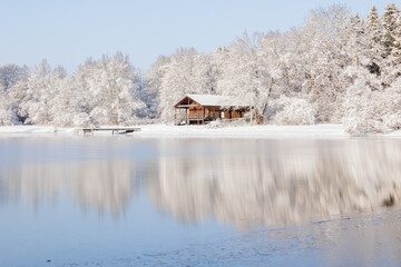 Hütte am See im Winter