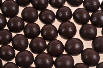 Boules de chocolat en vrac en gros plan