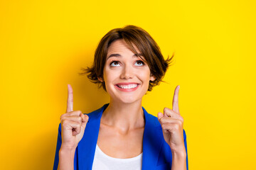 Photo portrait of dreaming project manager young woman bob brown hair direct fingers look up useful info offer isolated on yellow color background