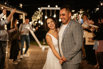 Obraz na płótnie Canvas newlyweds at a wedding of sparklers