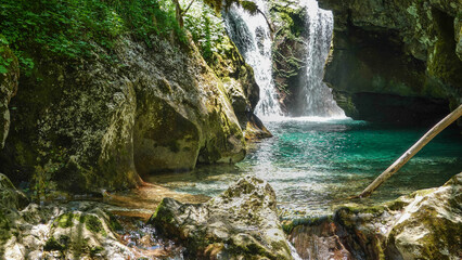 Fototapeta na wymiar Sunikov Wasserfall im Lepenatal im Triglav Nationalpark