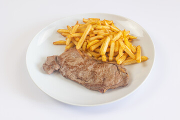  faux-filet grillé et frites dans une assiette