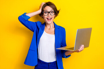 Photo of professional ecommerce manager young business lady bob brown hair hold laptop confused touch head offer isolated on yellow color background