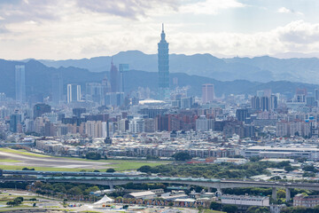 Obraz premium High angle view of the Taipei cityscape via Jiantanshan Trail