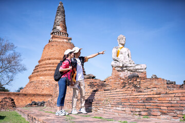 Obraz premium Traveler tourist man and women with backpack walking in historical place temple Ayuttaya Thailand