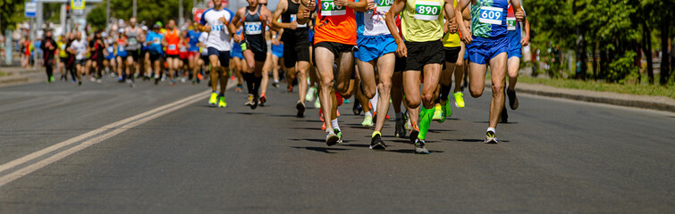 Fototapeta premium leading group runners run city marathon