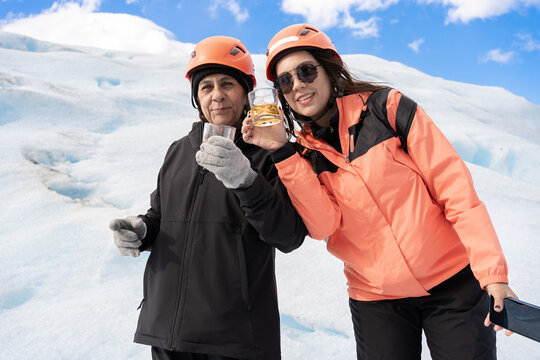 Madre e hija están celebrando su logro de caminar sobre el glaciar Perito Moreno en la Patagonia Argentina.
