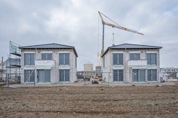 Einfamilienhäuser mit Kran auf Baustelle