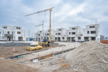 Baustelle mit Kran und Baumaschinen