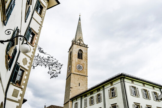 Kaltern, Caldaro, Weinstrasse, Weindorf, Kirche, Pfarrkirche, Kalterer See, Lago di Caldaro, Kirchturm, Marktplatz, Weinberge, Weinbauer, S&uuml;dtirol, Herbst, Erntezeit, Italien