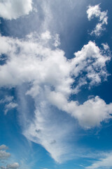 Obraz premium Blue sky covered with white clouds