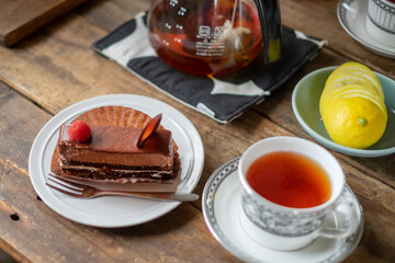 チョコレートケーキとレモンティー 