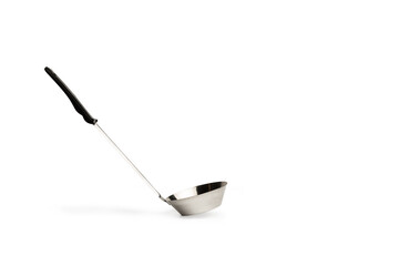 Cucharon de metal sobre un fondo blanco liso y aislado. Vista de frente y de cerca. Copy space