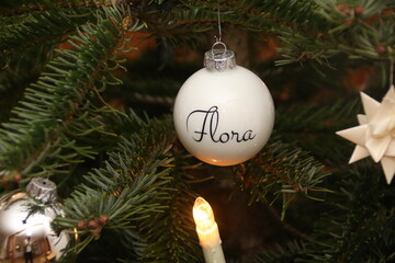 weiße Christbaumkugel an Tannenbaum
