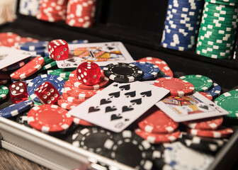 Fototapeta na wymiar rozsypane żetony kostki i karty do gry w pokera