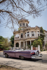 Fototapeta premium old house and old car in Cuba, havana