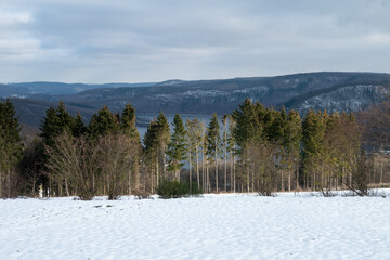 Schneelandschaft oberhalb vom Rursee in der Eifel