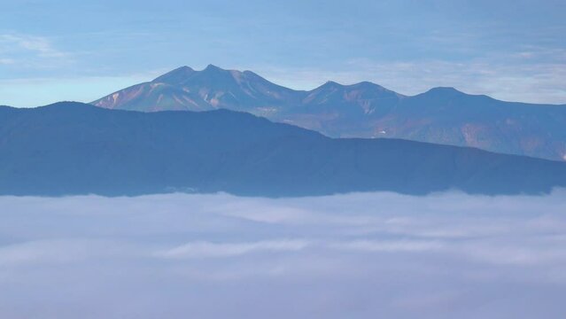 長野県 高ボッチ高原から眺める乗鞍岳と雲海の秋景色