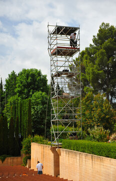 Montaje de una torre con andamios y plataformas de aluminio para colocar altavoces y focos de un concierto al aire libre. Torre de sonido. Torre de luces