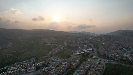 Tarde al lado de las casas.