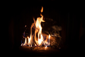 Fototapeta premium Lagerfeuer, wärmendes Feuer, Feuerholz, Brennholz, 